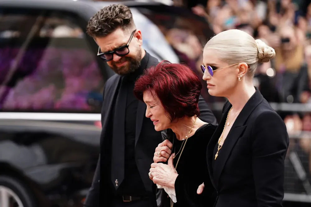 Sharon Osbourne Llora Desconsolada Durante el Cortejo Fúnebre de Ozzy en Birmingham