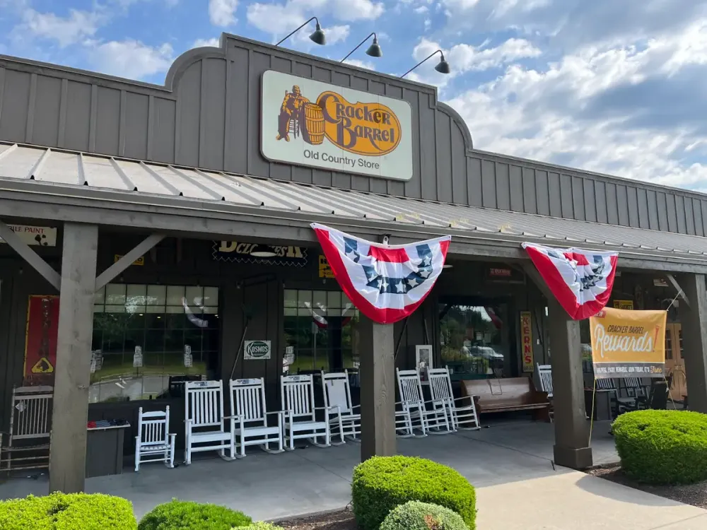 Trump aconseja a Cracker Barrel revertir logo y convertir polémica en victoria