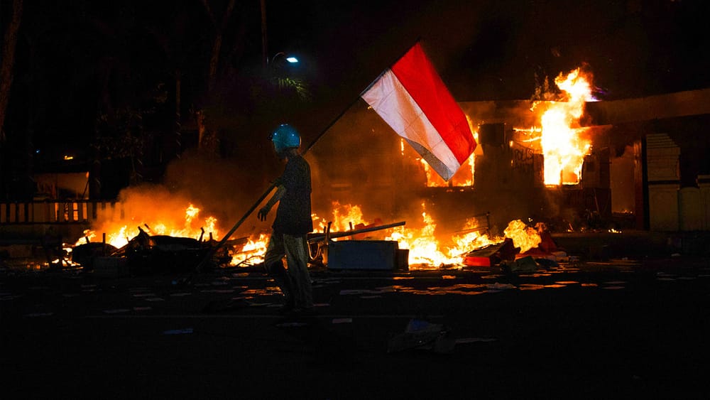 Bombas Molotov, incendios y muertos: ¿qué hay detrás de las protestas en Indonesia?