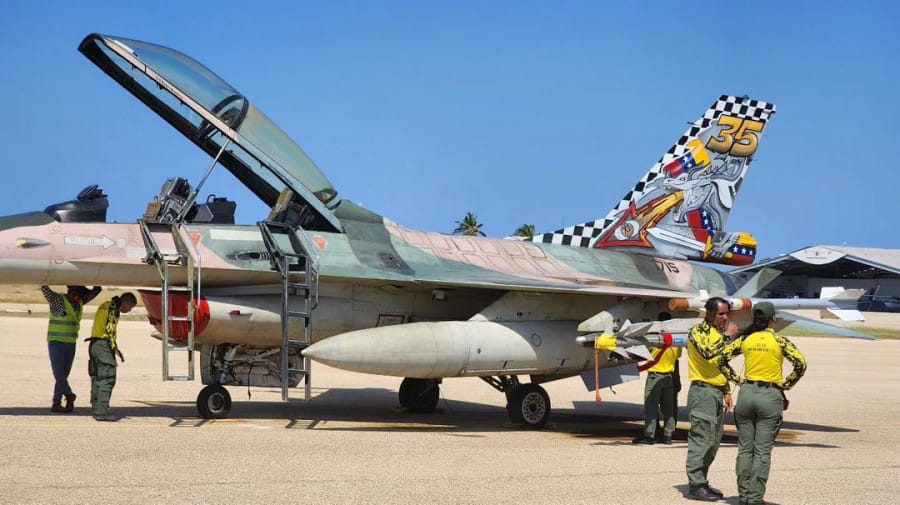 Aviones F-16 venezolanos sobrevuelan buque de guerra USS Jason Dunham