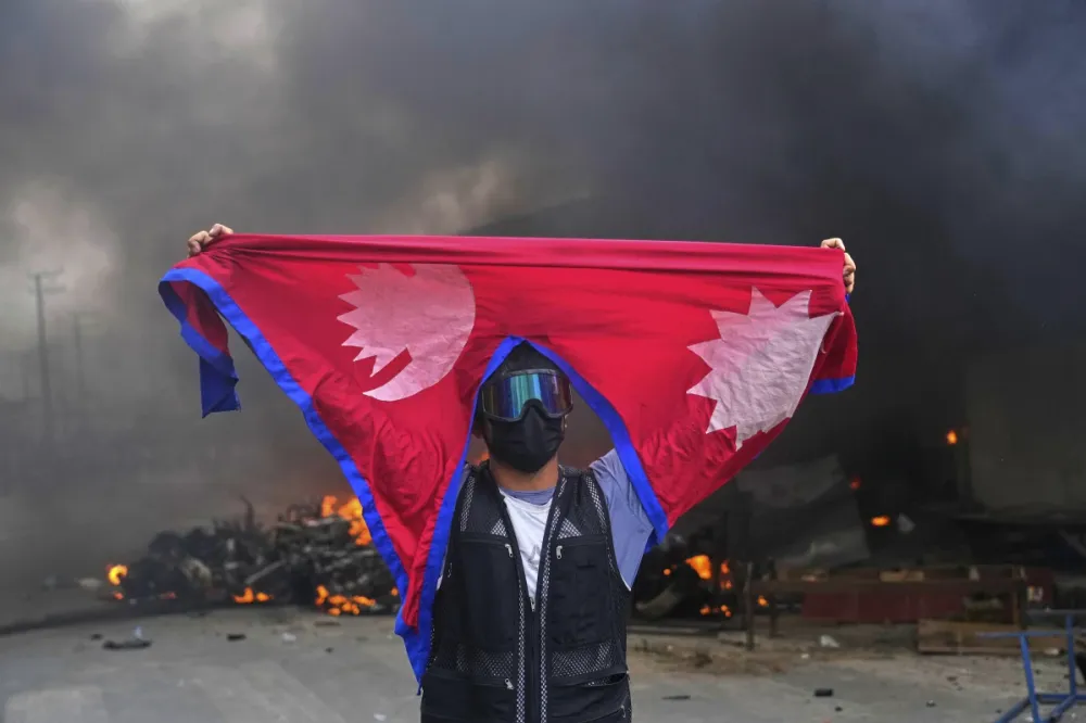 Katmandú en llamas: manifestantes incendiaron el Parlamento y casas de políticos en Nepal