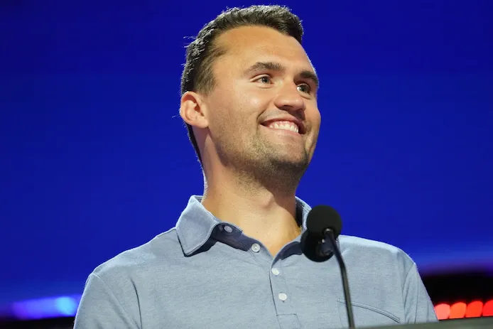 El activista conservador Charlie Kirk recibió un disparo en el cuello durante un mitin