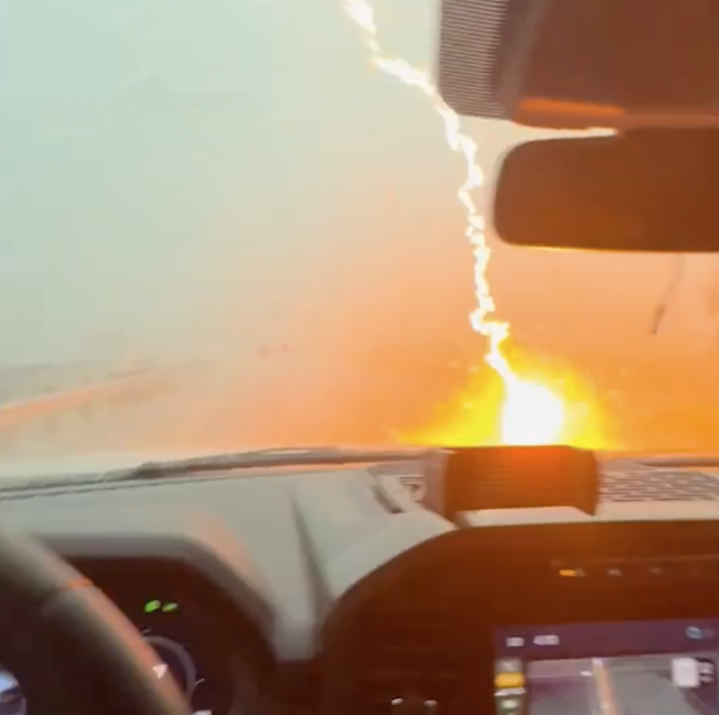 VIDEO — Rayo Impacta Vehículo en Texas: Conductor Captura Momento Dramático en Medio de Tormenta Eléctrica