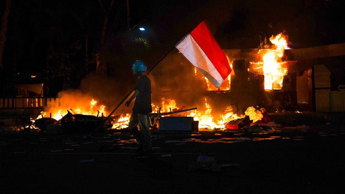 Bombas Molotov, incendios y muertos: ¿qué hay detrás de las protestas en Indonesia?