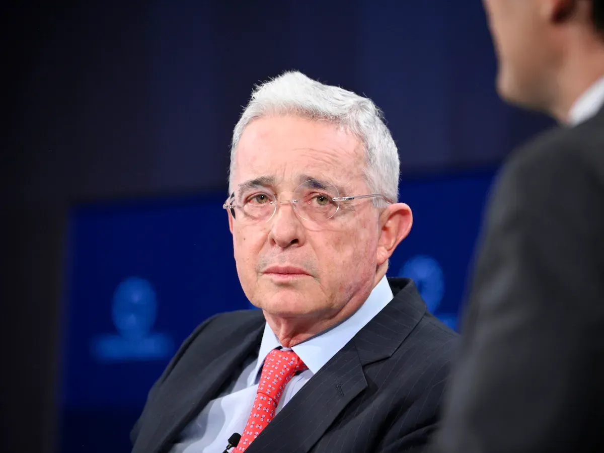 Tribunal Superior de Bogotá revoca detención domiciliaria de Álvaro Uribe