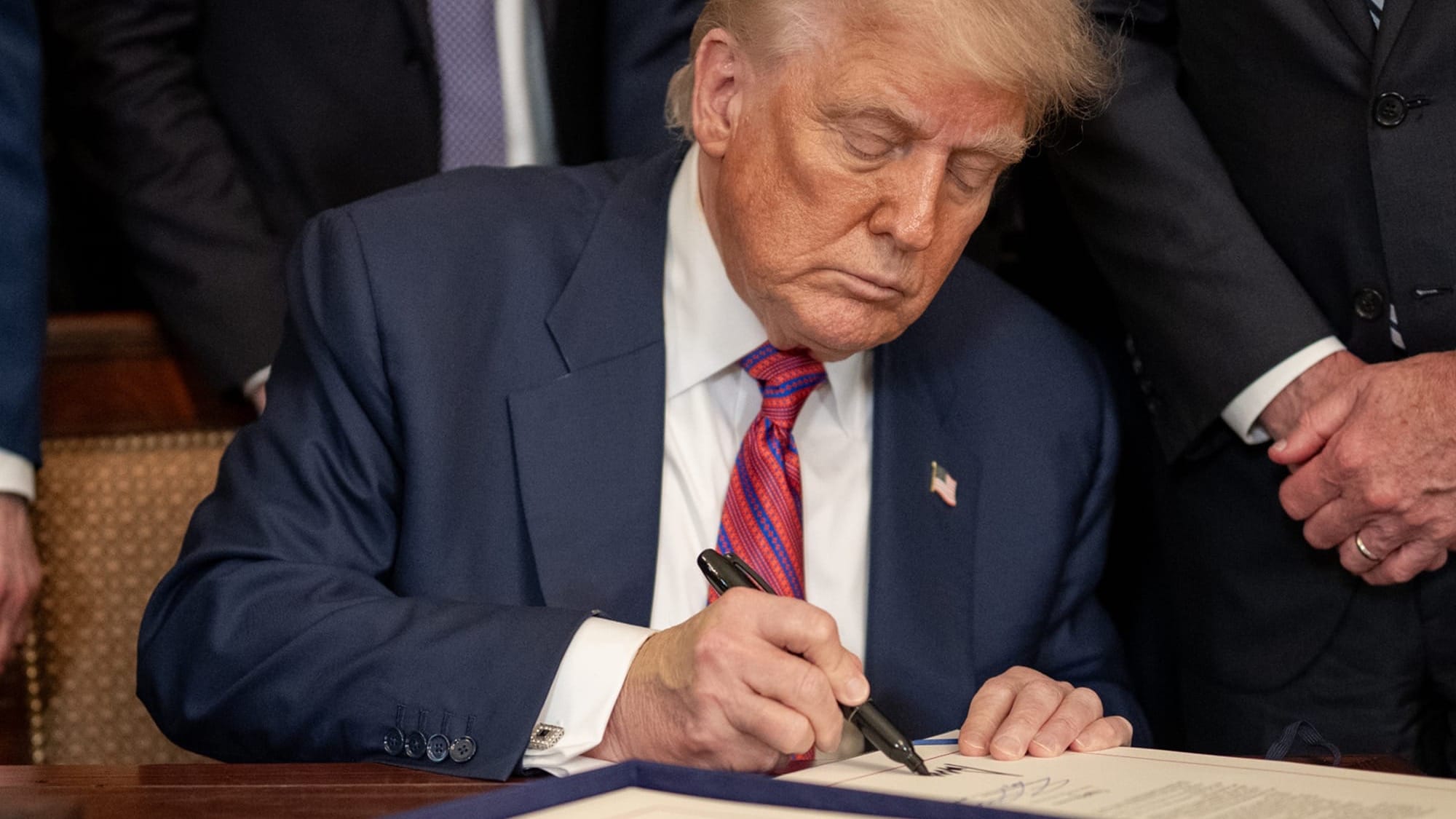 Trump firma orden ejecutiva para procesar a quienes quemen banderas estadounidenses