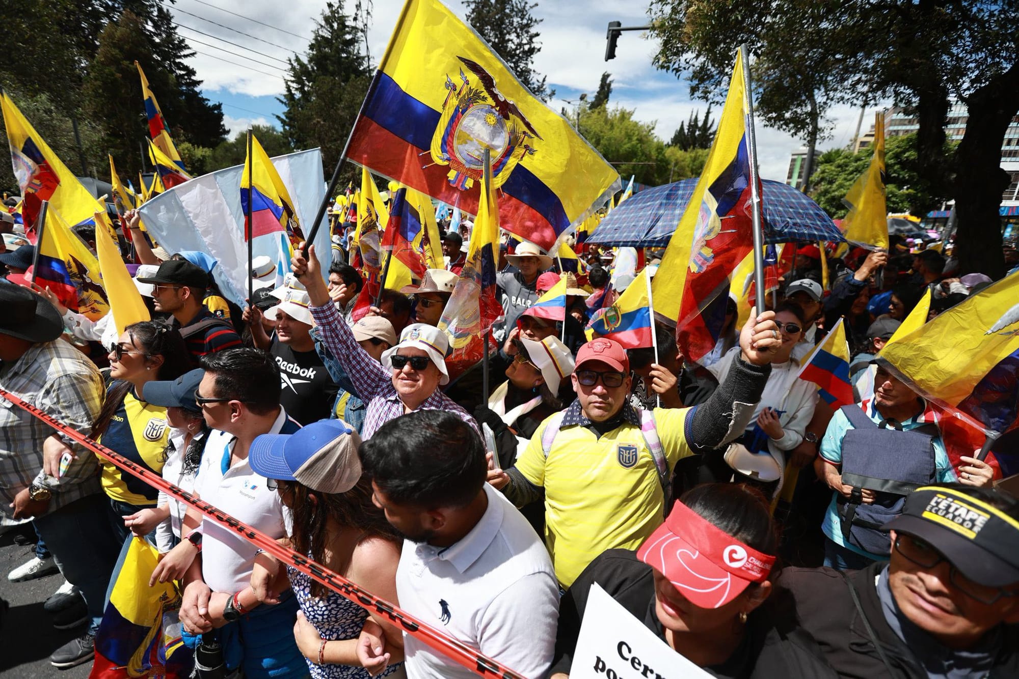 Miles Marchan en Quito Liderados por Noboa contra Corte Constitucional por Frenar Leyes de Seguridad