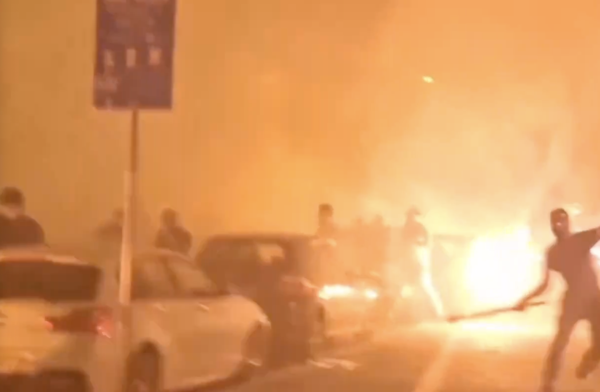 ¡Incendio en Sede del Partido Progresista Serbio! Manifestantes Prenden Fuego en Medio de Protestas Contra Vučić