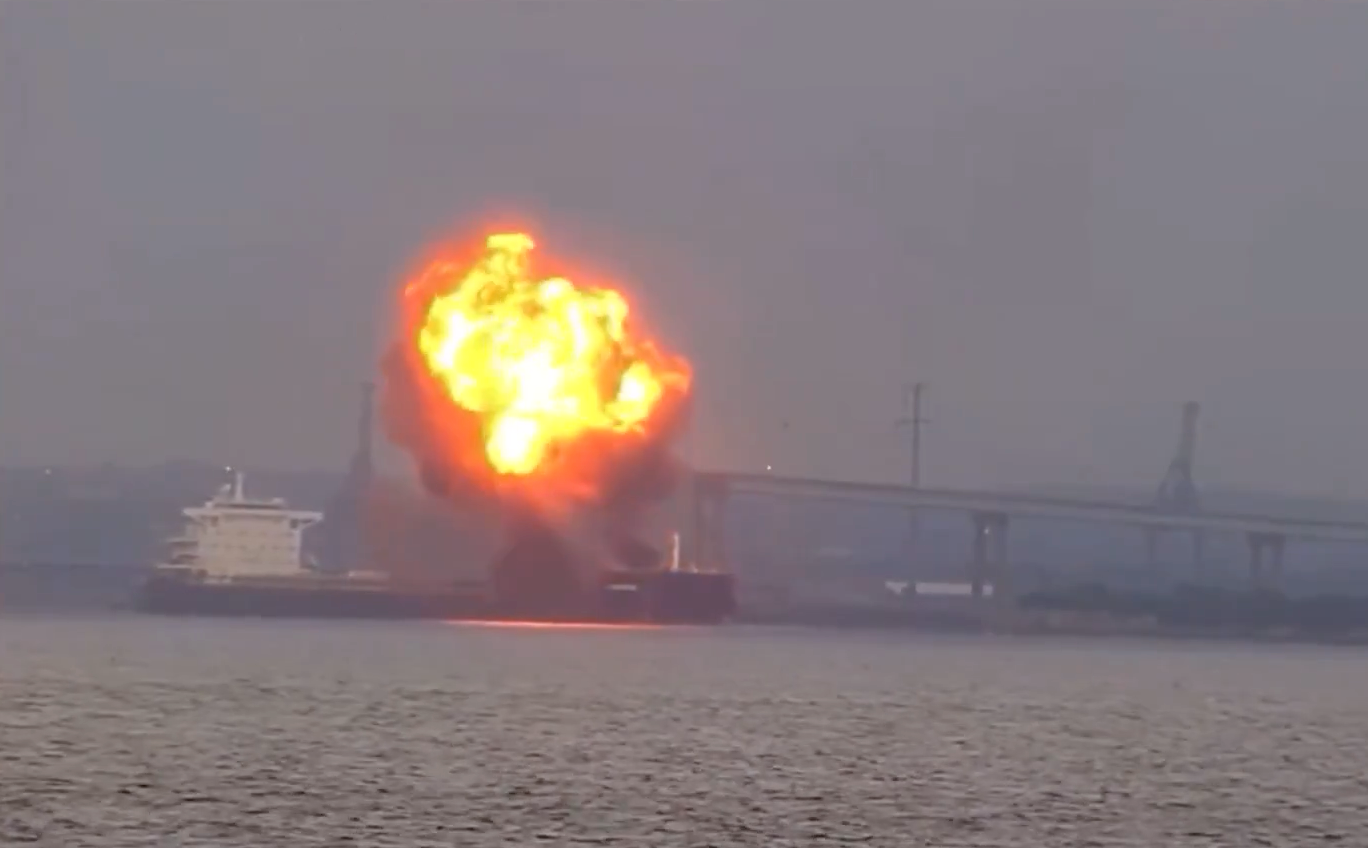 Explosión en buque de carga en puerto de Baltimore (VIDEO)