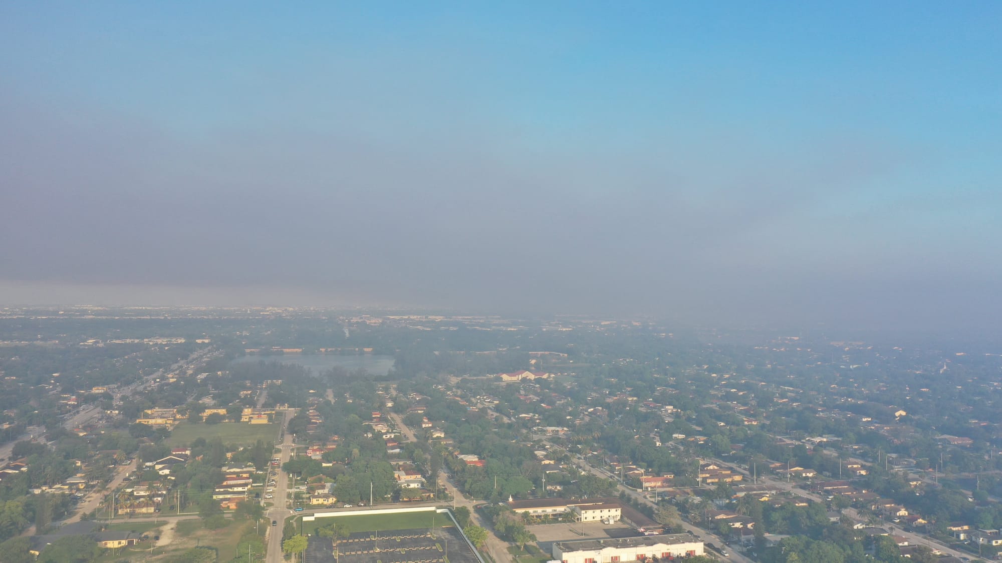 Humo de incendios en Everglades reduce visibilidad en el sur de Florida
