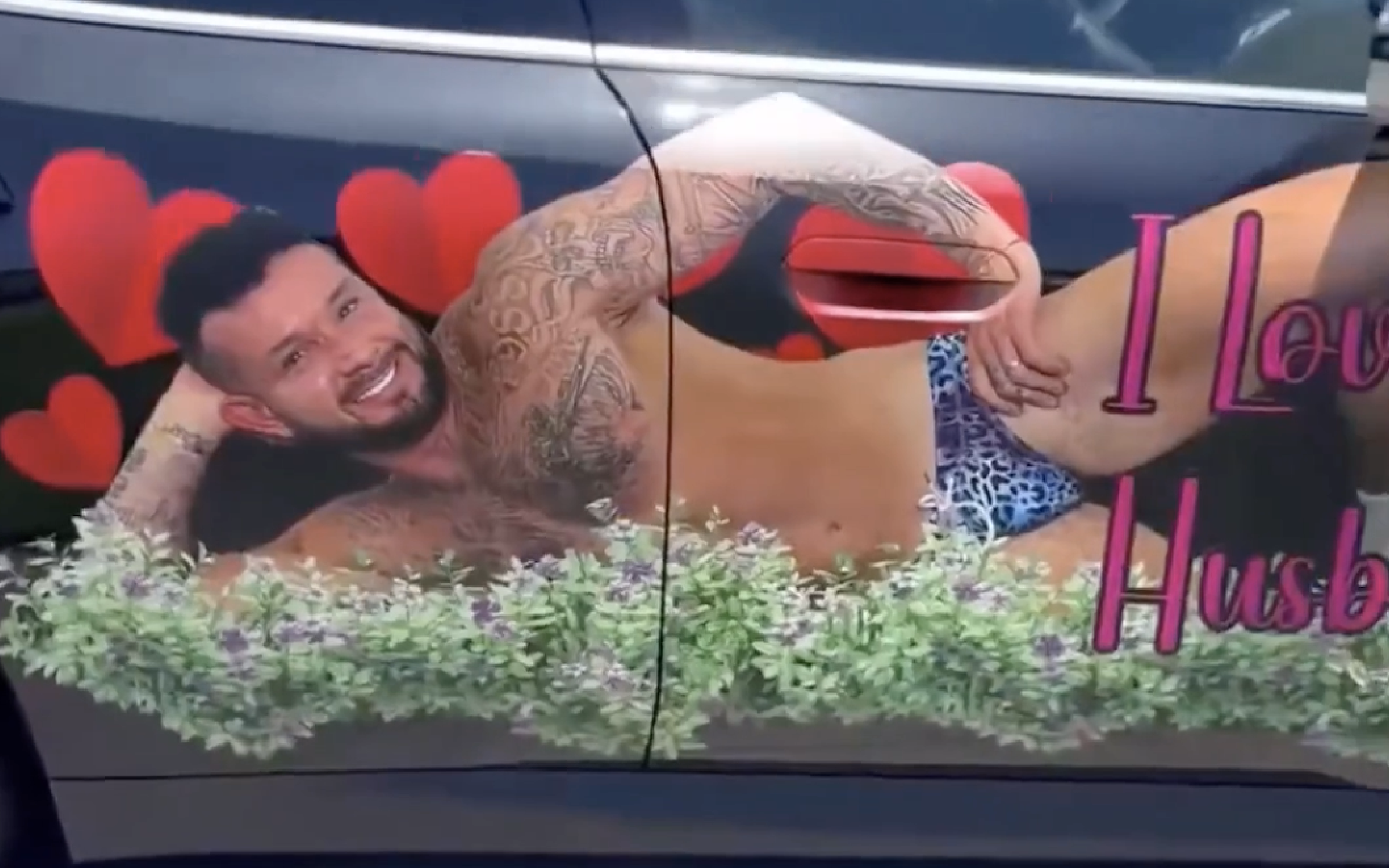 Marido se pasa de creativo y envuelve el auto de su esposa con fotos suyas en tanga