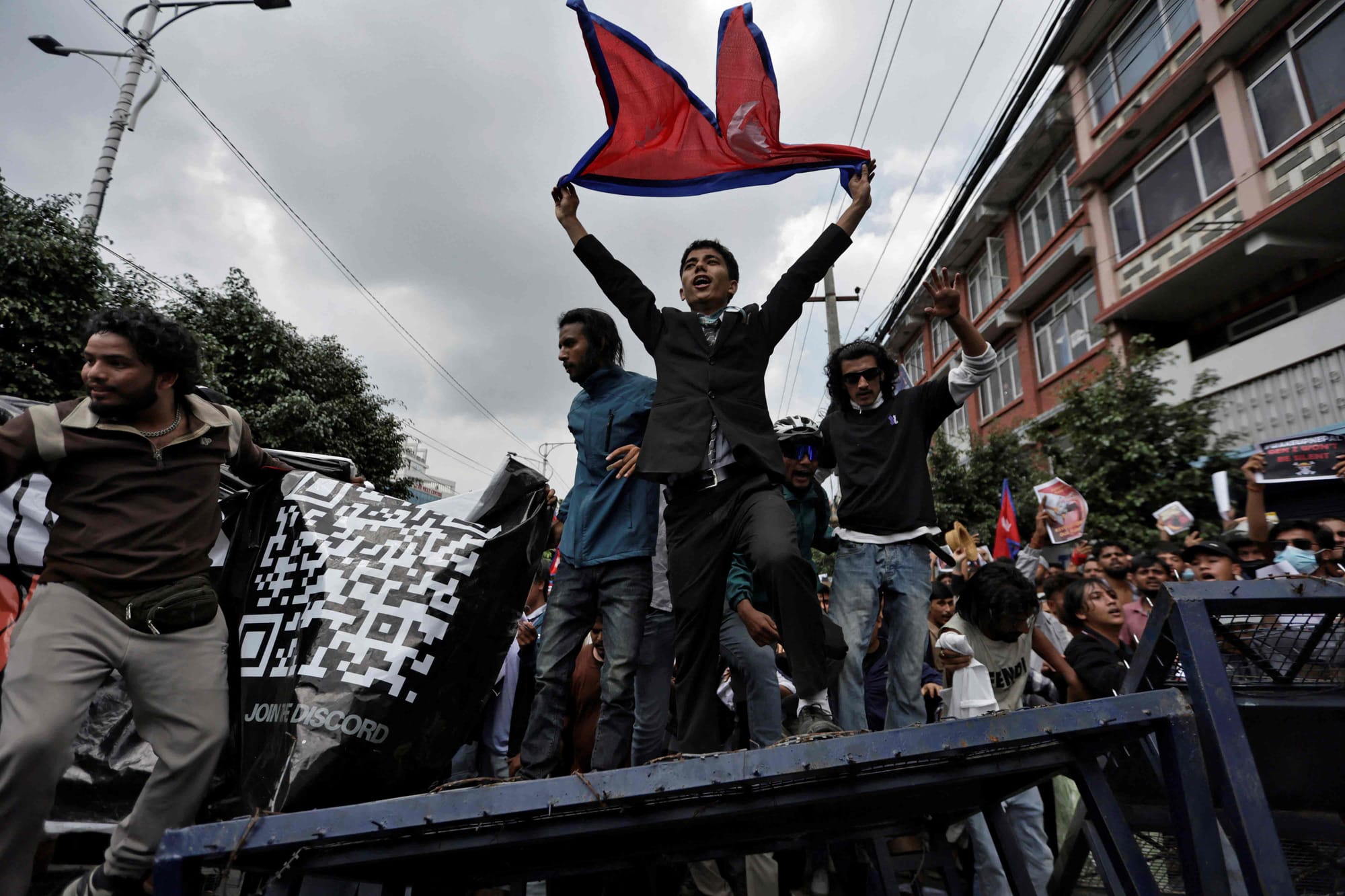 Renuncia el primer ministro de Nepal en medio de protestas masivas