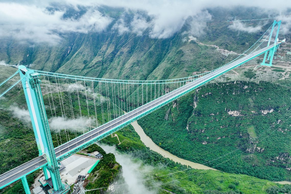 El nuevo puente Huajiang en China abre con bases inestables y deuda millonaria