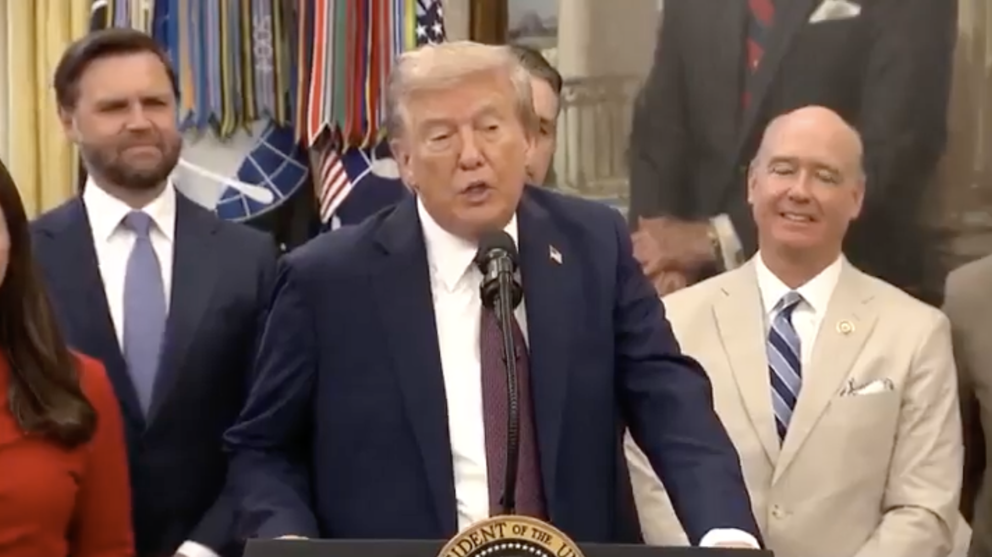 Trump anuncia hundimiento de barco con drogas proveniente de Venezuela (VIDEO)