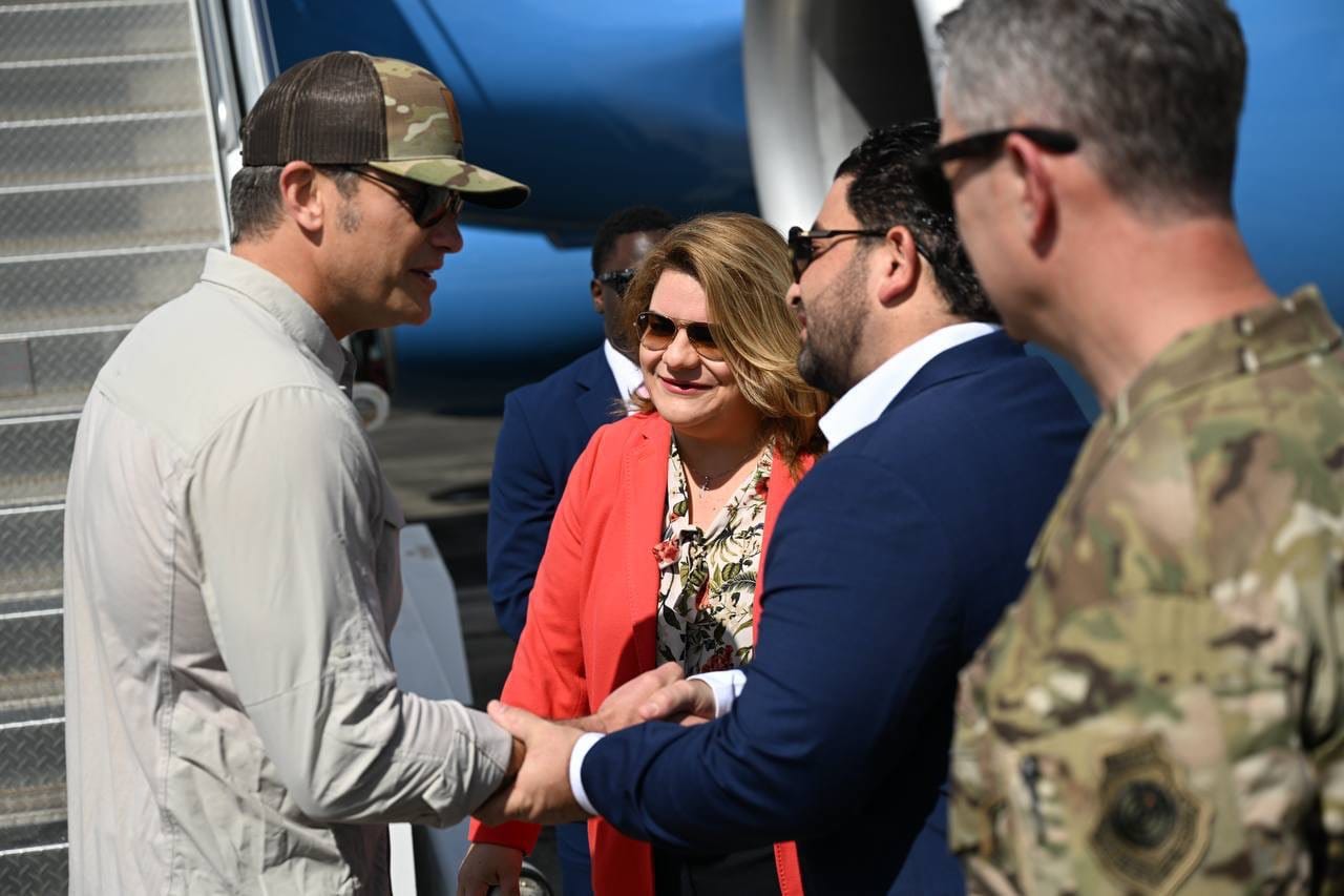 Gobernadora Jenniffer González recibe a Hegseth y Caine en Puerto Rico
