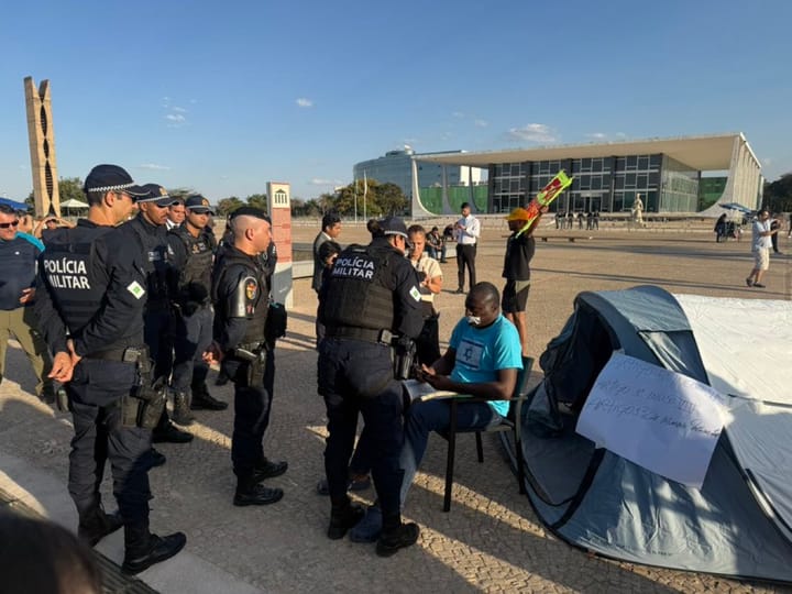 Diputado Brasileño Helio Lopes Acampa Frente a la Corte Suprema en Protesta por Persecución Política