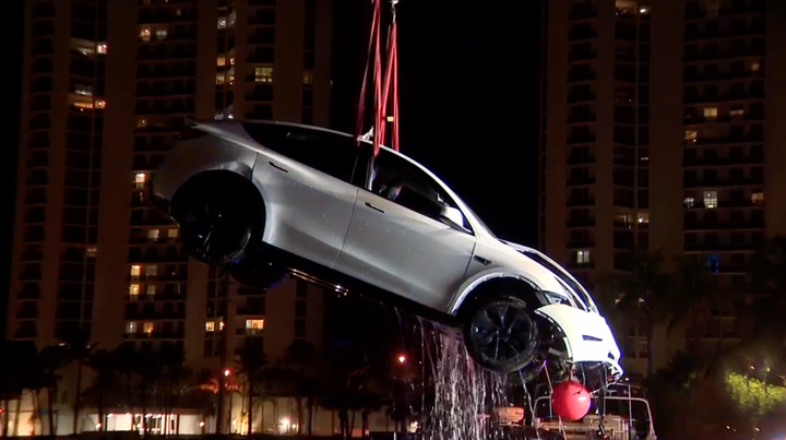 Tesla Acaba Sumergido en un Canal de Miami-Dade: Todos los Ocupantes Escapan Ilesos