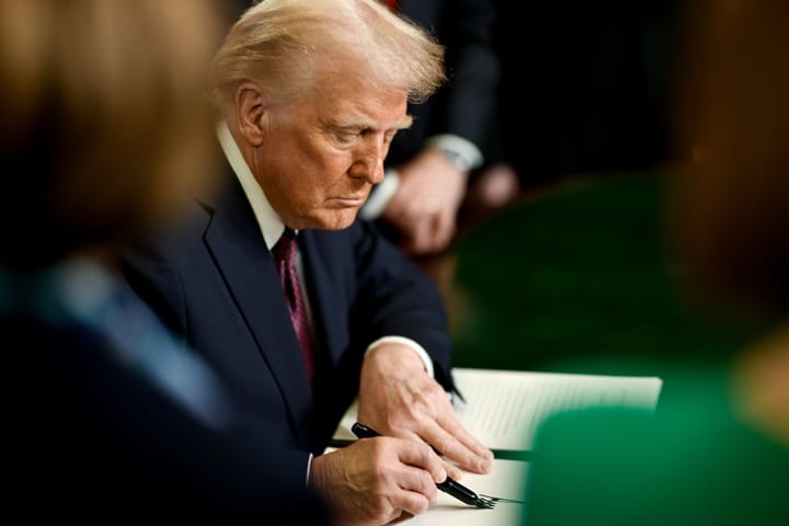 Trump Firma Directiva del Pentágono para Usar Fuerza Militar Contra Cárteles de Drogas Latinoamericanos