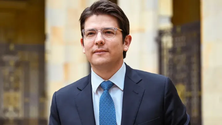 Senador Colombiano Miguel Uribe Turbay en Estado Crítico por Nueva Hemorragia Cerebral Tras Atentado