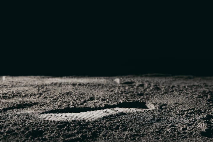 Científicos Chinos Desarrollan Método para Extraer Oxígeno, Agua y Combustible de Suelo Lunar Usando Luz Solar